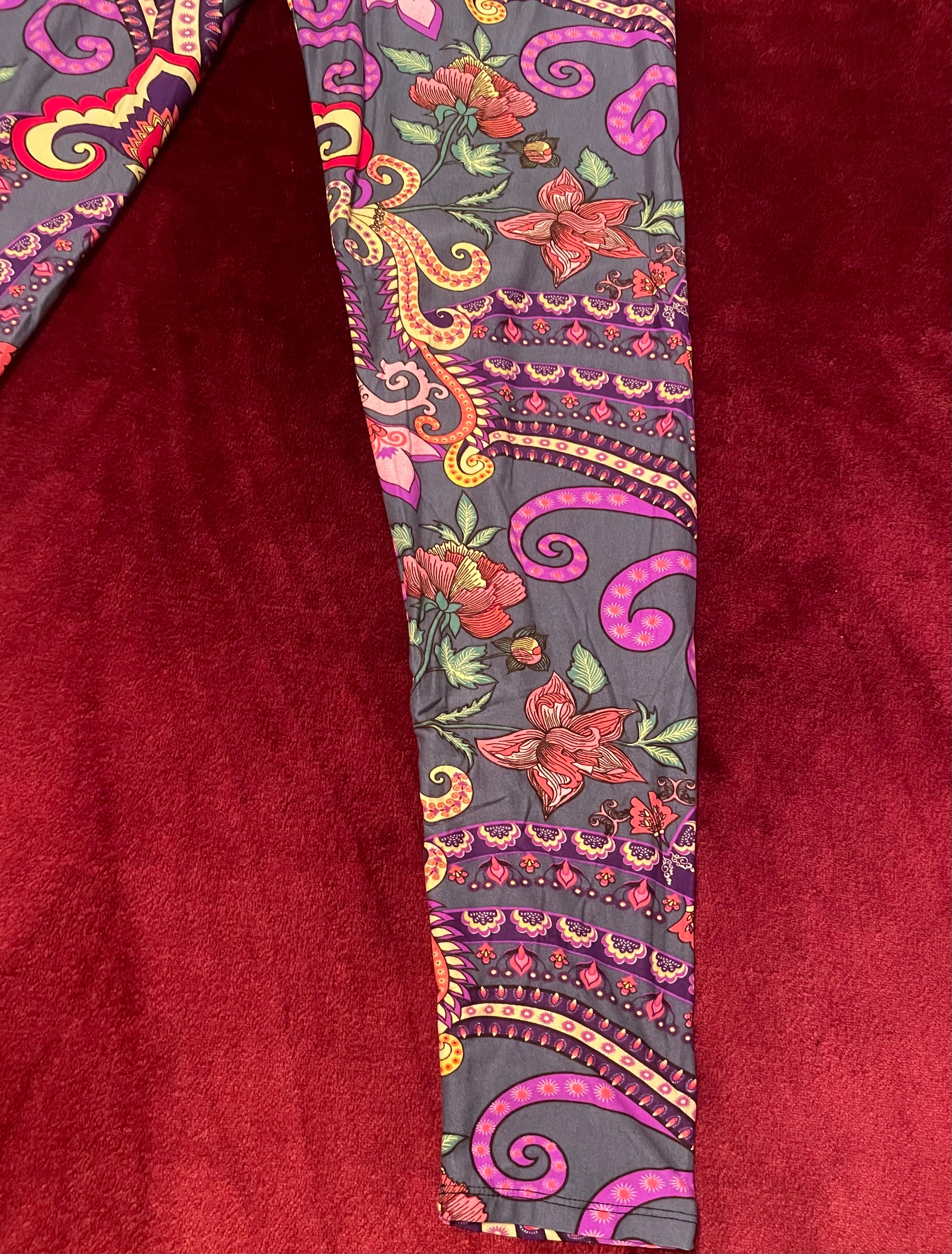 Mardi Gras Party Curvy Plus Leggings (Gray & Rainbow Multi)